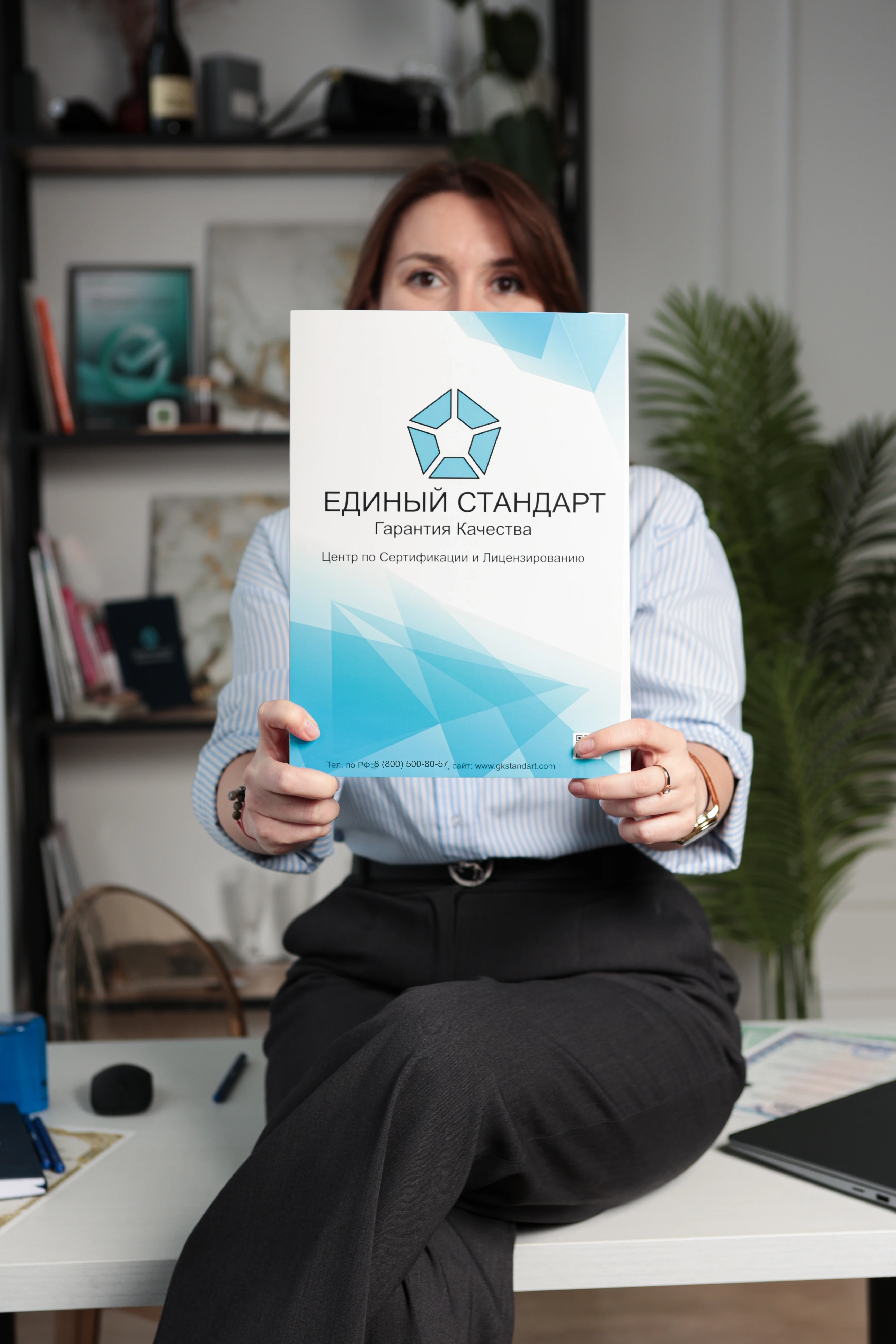 Специалист проверяет документы для сертификата соответствия ТР ТС